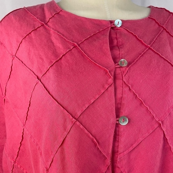 Jordan Woman 100% linen button down top. Dark pink with a window pane pattern. - Picture 3 of 4